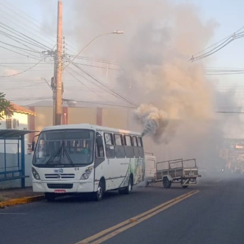 Circular tem falha mecânica e solta fumaça na Rua Aimorés em Tupã