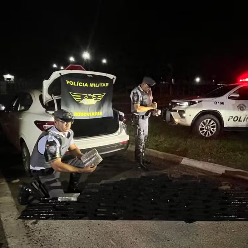 Dupla é presa por tráfico de drogas com mais de 100 tabletes de maconha e skank, em Parapuã