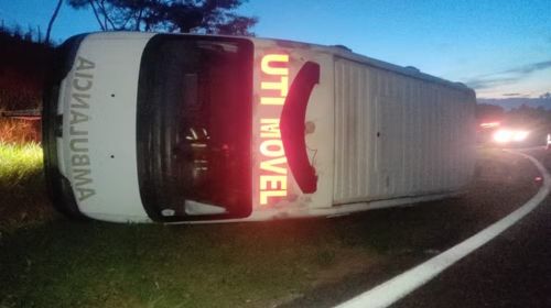 Ambulância de Marília capota após motorista sofrer mal súbito em rodovia