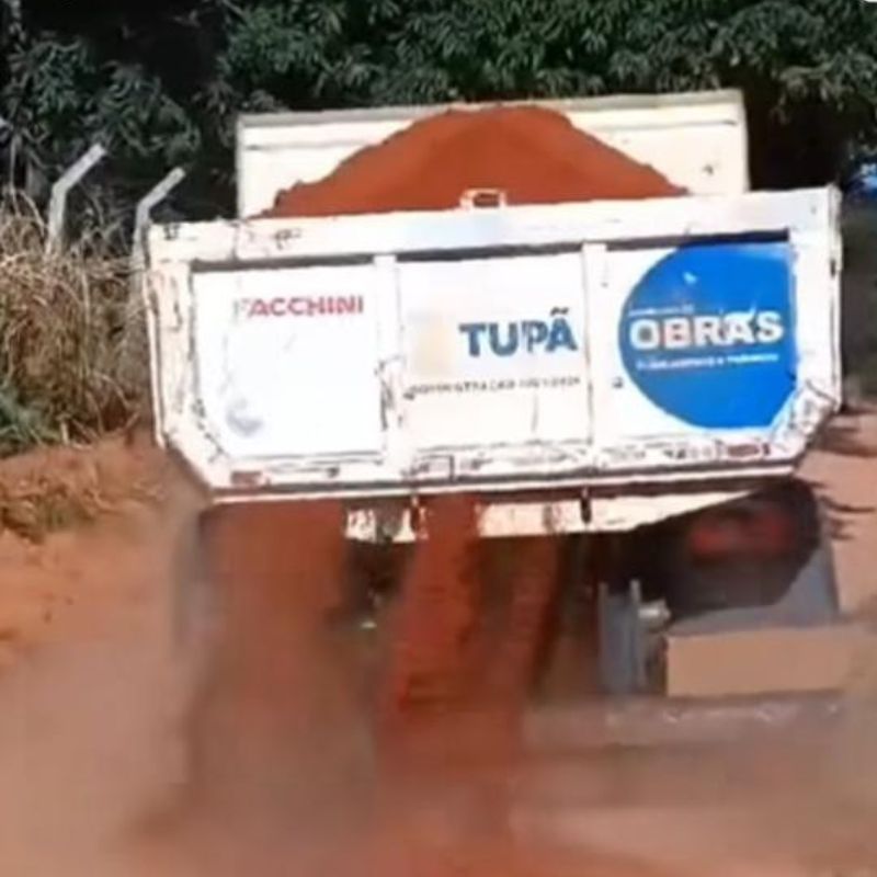 Vídeo mostra caminhão da Prefeitura de Tupã despejando terra em propriedade rural