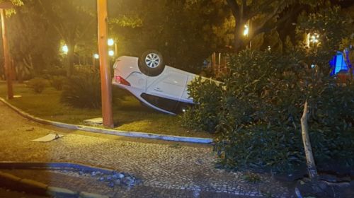 Carro tomba na Praça da Imigração Japonesa de Tupã e motorista se recusa a fazer bafômetro