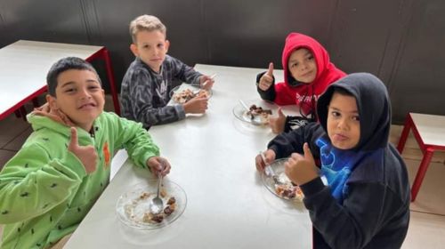 Alunos da rede municipal de Queiroz desfrutam de churrasco na merenda escola