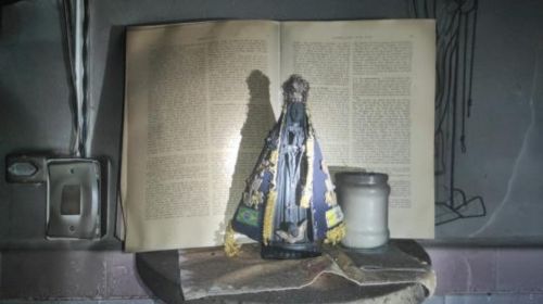Imagem de Nossa Senhora Aparecida e Bíblia ficam intactas após incêndio em loja do comércio de Osvaldo Cruz