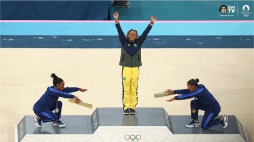 Rebeca destrona Biles, é ouro no solo e vira maior medalhista do Brasil