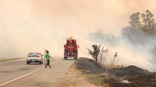 Incêndios provocam duas mortes e interditam rodovias em SP; governo instala gabinete de crise