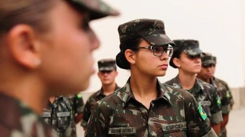 Mulheres poderão se alistar no serviço militar aos 18 anos