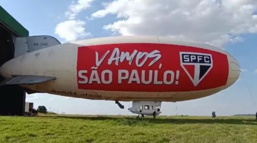 Dirigível contratado pelo time do São Paulo cai em bairro de Osasco