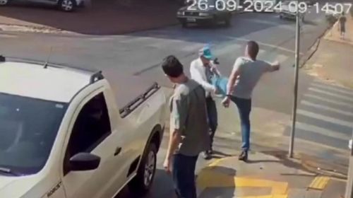 Idoso é agredido com chute no peito após questionar motorista por estacionamento irregular