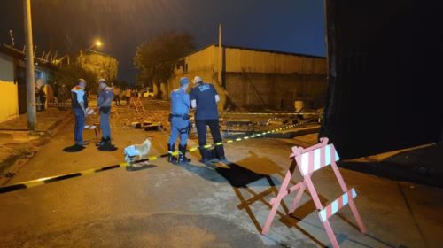 Chuva forte derruba muro de construção e mata adultos, criança e cachorro em Bauru