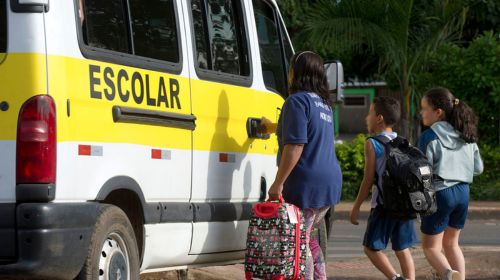 Pais devem verificar documentação e segurança de vans escolares, alerta prefeitura