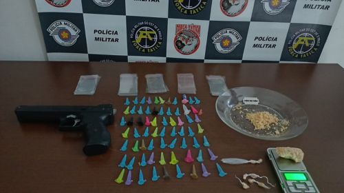 Polícia Militar flagra e prende homem com drogas em praça na Cohab III, em Tupã