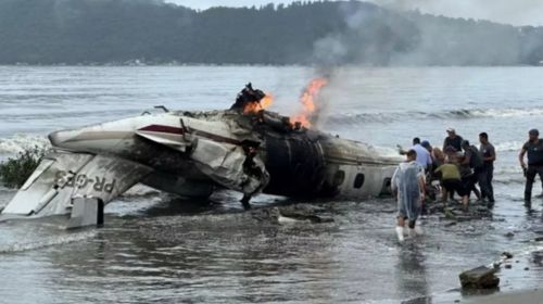 Avião explode em praia de Ubatuba (SP) e deixa 1 morto