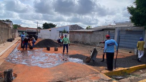 Equipes da Secretaria de Obras recuperam rua danificada pela chuva na Vila São Jorge