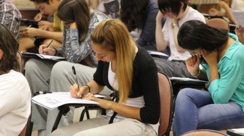 4 em cada 10 universitários trancam curso por dívidas, diz pesquisa