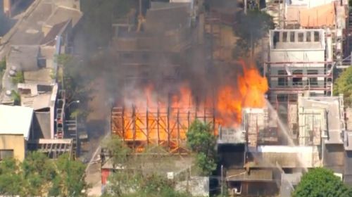 Incêndio de grandes proporções atinge galpão próximo dos Estúdios Globo, na Zona Oeste do Rio