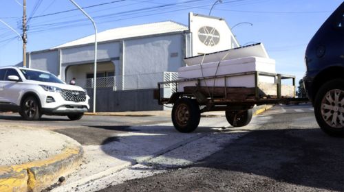 Nivelamento de valetas na Vila Abarca agiliza tráfego de veículos