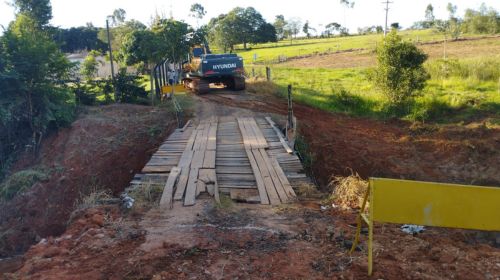 Reconstrução de ponte no bairro São Martinho interdita trecho de estrada rural