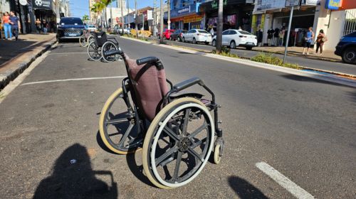Cadeiras de rodas em vagas de carro chamam atenção para respeito a PCDs