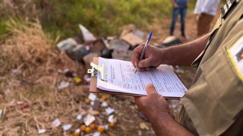 Força-tarefa fiscaliza descarte irregular de lixo na zona rural
