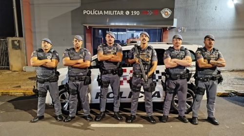 Homem joga drogas em bueiro para fugir da PM, mas acaba preso em Tupã