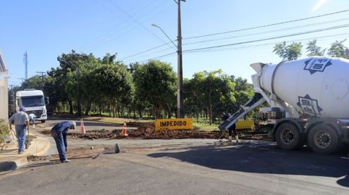 Valetas profundas recebem concretagem para melhorar o tráfego em Tupã