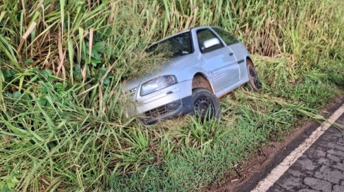 Homem tenta matar mulher e filho ao jogar carro contra caminhão em estrada de queiroz