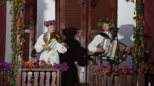Distrito de Varpa sedia a Festa Līgo com fogueira, coroas e comidas típicas