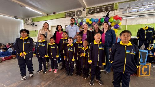 Prefeitura entrega uniformes para mais de 4 mil estudantes da rede municipal