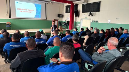 Detran faz palestra para motoristas e monitores de transporte escolar da rede municipal de ensino