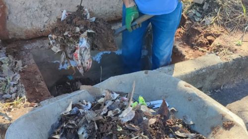Secretaria de Obras intensifica limpeza de bocas de lobo para evitar alagamentos