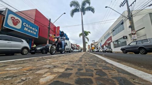Secretaria de Obras conclui instalação de petit-pavê nos canteiros da Tamoios