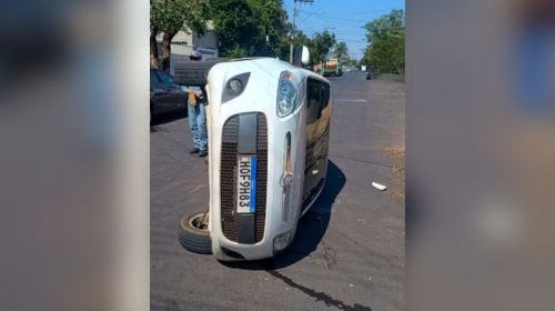 Carro tomba após colisão em cruzamento de Tupã