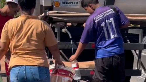 Moradores de Universo recorrem a caminhão-pipa após quase 24h sem energia e água