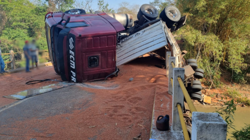 Caminhão fica pendurado em ponte após tombar na vicinal Tupã–Quatá
