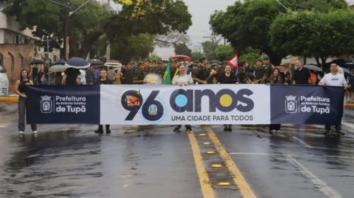 Mesmo com chuva, Tupã celebra 96 anos com desfile e Festa das Crianças