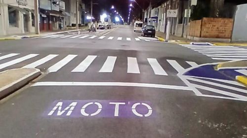 Revitalização de sinalização horizontal chega à avenida Tamoios