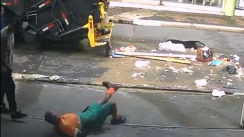 Caminhão de lixo afunda em buraco no centro de Campinas e deixa gari ferido