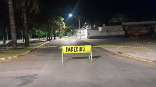 Rua Estados Unidos está interditada após queda de galho