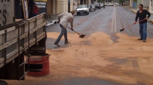 Caminhão derrama óleo em trecho da Rua Nhambiquaras; condutores devem ficar atentos