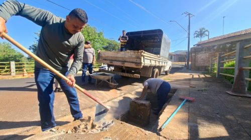 Ponte da rua Guaianazes recebe reparos em galerias e bueiros