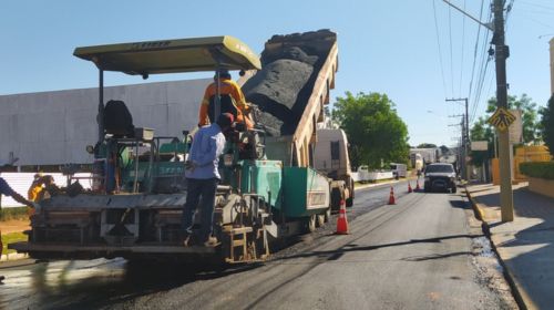 Rua Brasil passa por recapeamento em trecho próximo à escola Joaquim Abarca