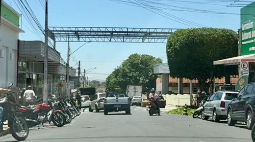 Supermercados instalam coberturas sobre passarelas elevadas em Tupã
