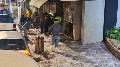 Avenida Tamoios ganha faxinão para receber os enfeites do Natal de Luz