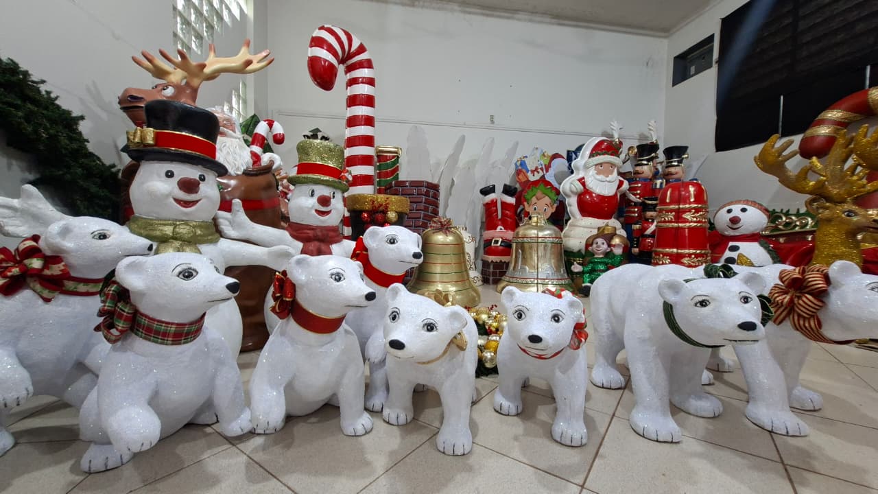 Secretaria de Cultura e Defesa do Folclore restaura objetos de decoração natalina