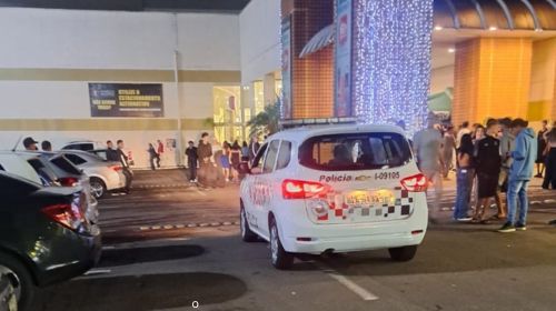 Briga entre adolescentes provoca correria e intervenção policial em shopping de Marília