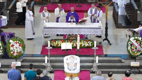 Fiéis e autoridades prestam últimas homenagens a Dom Osvaldo Giuntini na Catedral de Marília