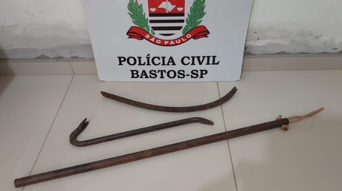 Barras de ferro são apreendidas em Bastos em desdobramento de crime ocorrido em agosto