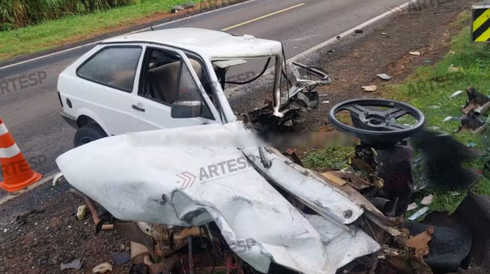 Motorista morre e outro fica ferido após colisão frontal na SP-255 em São Manuel