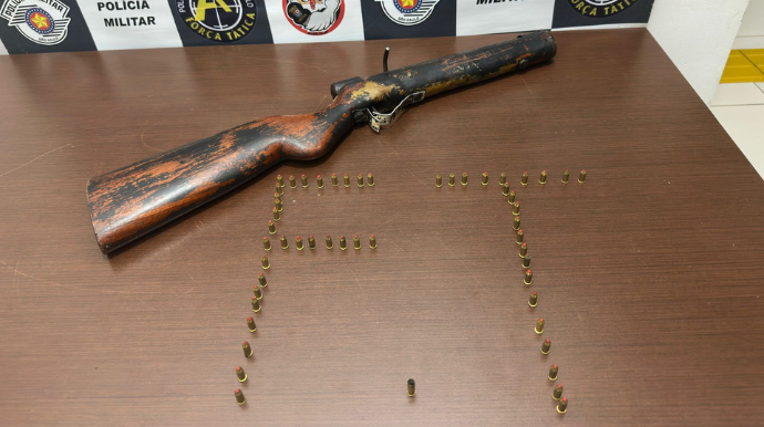 Força Tática prende homem com espingarda artesanal e munições no Jamil Dualibi