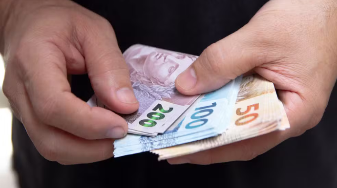 Salário mínimo de R$ 1.621 começa a valer nesta quinta (1º)